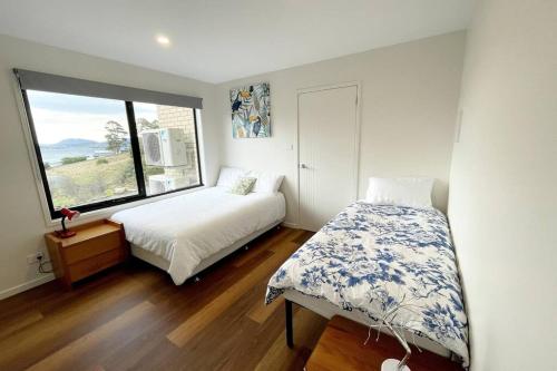 Stunning water view home in Hobart tesisinde bir odada yatak veya yataklar