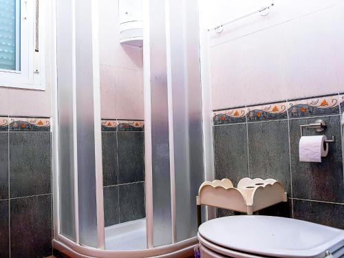 コニル・デ・ラ・フロンテーラにあるChalet Piscina Privada Zona Vallada con Barbacoaのバスルーム(シャワー、トイレ付)