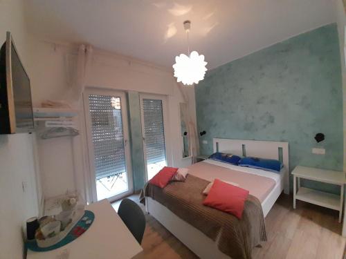 Una cama o camas en una habitación de ARIEL ROOMS