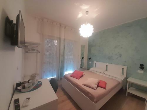Una cama o camas en una habitación de ARIEL ROOMS
