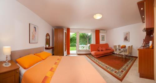 1 dormitorio con 1 cama, 1 sofá y 1 silla en The Beach Studios & Apartments, en Split