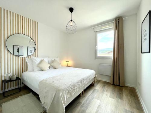 une chambre blanche avec un grand lit et une fenêtre dans l'établissement L’attique - Standing et Terrasse au centre-ville, à Bellegarde-sur-Valserine