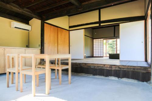 ein Esszimmer mit einem Tisch und Stühlen in der Unterkunft Akizuki Kayabuki Kominka in Asakura