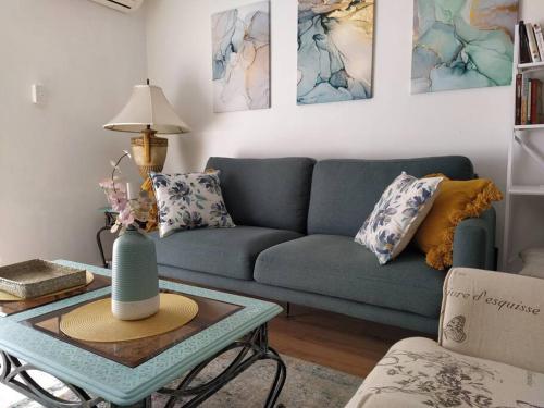 un soggiorno con divano blu e tavolo di Simply delightful unit close to CBD and Beach a Perth
