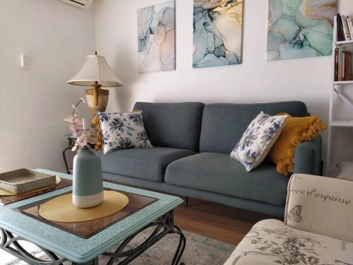 Coin salon dans l'établissement Delightful Unit Near CBD & Beach, Free Parking