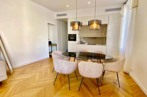 une salle à manger avec une table et des chaises noires dans l'établissement KEEP IN TOUCH 3 BEDROOM/3 BATHROOM/WIFI, à Cannes