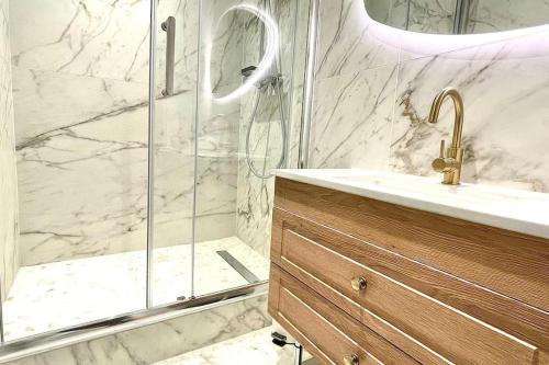 une salle de bain avec douche et lavabo dans l'établissement KEEP IN TOUCH 3 BEDROOM/3 BATHROOM/WIFI, à Cannes