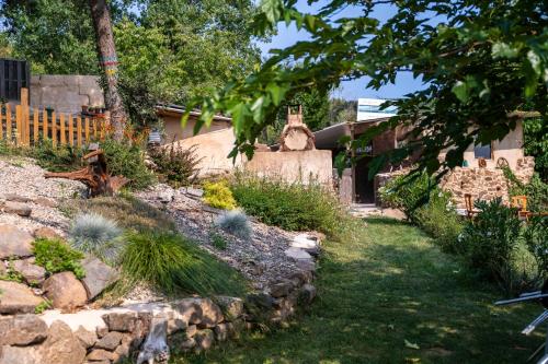 a garden with a stone wall and a fence at Casa de turismo rural Sardom2 in Bembibre