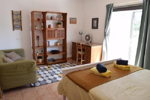 um quarto com uma cama com toalhas amarelas em casa pipoca em Lagos