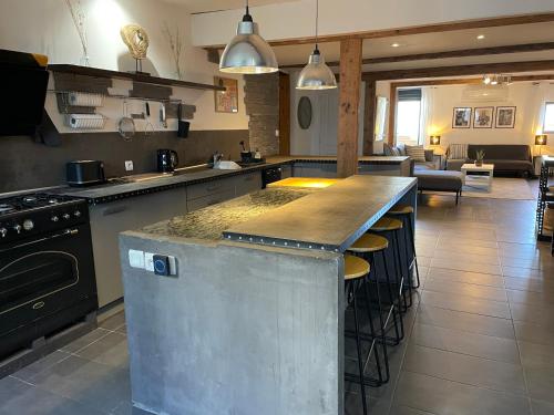 une grande cuisine avec une grande île au milieu dans l'établissement Elegant and Charming Townhouse with roof terrace, à Limoux