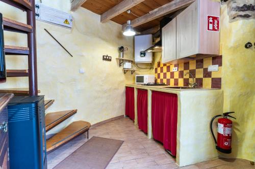 Una cocina o zona de cocina en Casa de turismo rural Sardom2