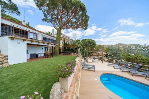 羅列特海岸的住宿－Villa Mitjorn Cala Canyelles，一座带游泳池和庭院的房子