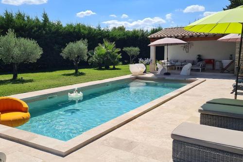 Piscine de l'établissement Mazet indépendant pour 2 personnes à St Rémy ou située à proximité