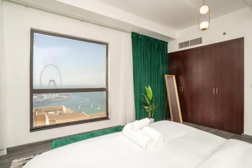 een slaapkamer met een bed en een groot raam bij Route 66 Beach Hostel in Dubai