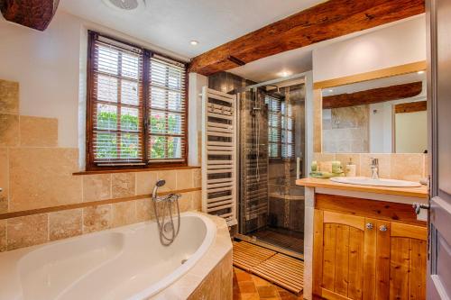 une salle de bain avec une baignoire, une douche et un lavabo dans l'établissement La Longère Beauséjour, à Canapville