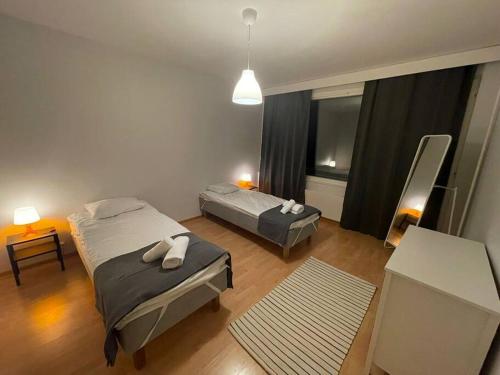 Postel nebo postele na pokoji v ubytování Kotimaailma - Avara hyväkuntoinen kolmio Espoossa