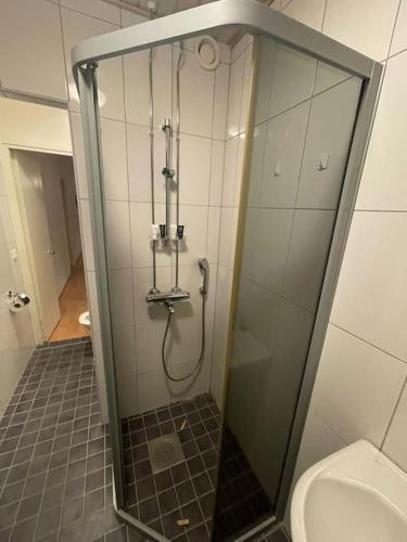a shower stall in a bathroom with a toilet at Kotimaailma - Avara hyväkuntoinen kolmio Espoossa in Kauniainen