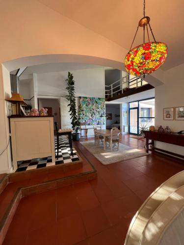duży salon ze schodami i żyrandolem w obiekcie Espacio Shangrila.One w mieście Uceda