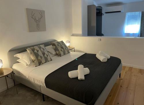 - une chambre avec un lit doté de 2 archets blancs dans l'établissement Elegant and Charming Townhouse with roof terrace, à Limoux