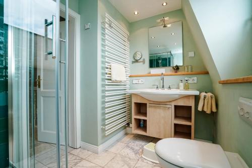 La salle de bains est pourvue d'un lavabo et d'une douche. dans l'établissement Oene, à Tinnum