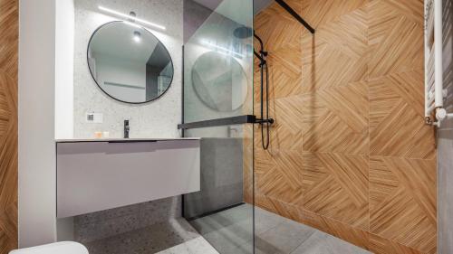 W łazience znajduje się prysznic, umywalka i lustro. w obiekcie Apartamenty Sun & Snow Baltic Line w Gdańsku