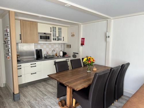 a dining room table with chairs and a kitchen at Zaandam Cottage Centre - Zaanse Schans Amsterdam in Zaandam