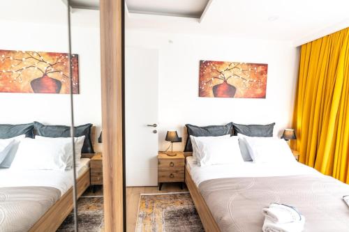 2 łóżka w sypialni z żółtymi zasłonami w obiekcie Relaxing Getaway Serene 2br Apt w Stambule