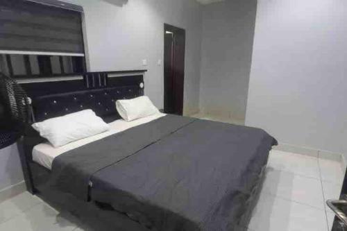 ein Schlafzimmer mit einem großen Bett in einem Zimmer in der Unterkunft Lekki holiday shortlet in Lekki