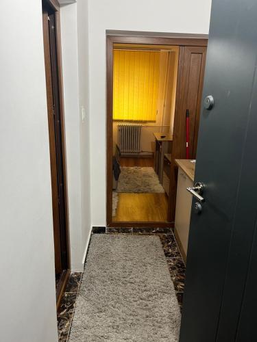 einen Flur mit einer Tür, die zu einer Küche führt in der Unterkunft MEHTUP S.R.L. in Piteşti