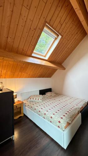 - une chambre mansardée avec une fenêtre dans l'établissement Magnifique maison située à 14 km de la Tour Eiffel, à Igny