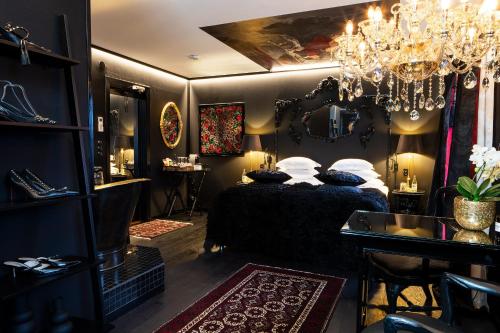 a bedroom with a bed and a chandelier at Bomans Hotell i Trosa in Trosa