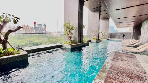 Swimming pool sa o malapit sa Condo with nearest to JIExpo 55” SMART TV (Netflix & Disney) and Wi-fi 50mb