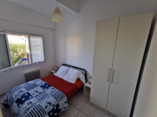 - une chambre avec un lit et une armoire blanche dans l'établissement Rêve et Soleil, à Adissan