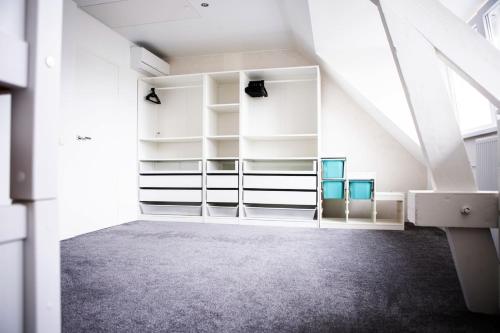 une pièce vide avec des étagères blanches dans un bâtiment dans l'établissement Luxurious House in Kerkrade Center, à Kerkrade