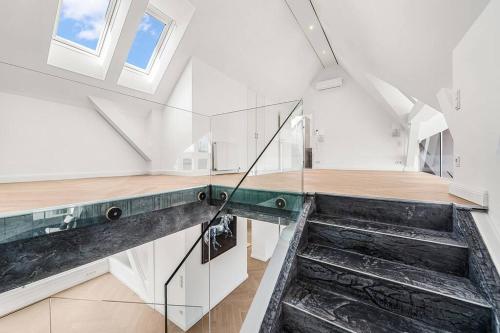 eine Treppe in einem Haus mit einer Glaswand in der Unterkunft Designer Penthouse with Balcony in Wien