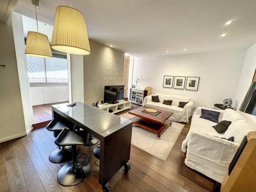 un salon avec un canapé et une table dans l'établissement GAB1 - 3 pièces au cœur du centre ville, à Cannes