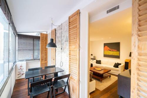 une salle à manger et un salon avec une table et des chaises dans l'établissement GAB1 - 3 pièces au cœur du centre ville, à Cannes