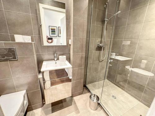 une salle de bain avec une douche, des toilettes et un lavabo dans l'établissement GAB1 - 3 pièces au cœur du centre ville, à Cannes