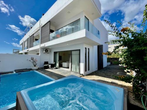 Duplex - piscine, jacuzzi & vues