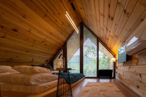 - une chambre dans une cabane dans les arbres avec de grandes fenêtres dans l'établissement Parádka - Márvány Villa, à Parád