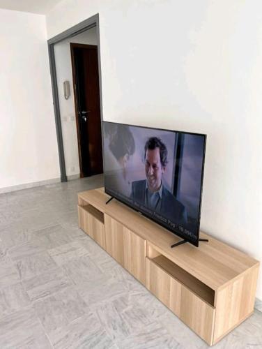 Elle comprend une télévision à écran plat. dans l'établissement Appartement 2 pièces à Juan, à Antibes