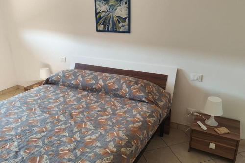 ein Schlafzimmer mit einem Bett und einem Bild an der Wand in der Unterkunft PomeziaCity Apartment in Pomezia