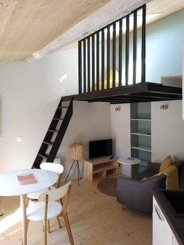 - un salon avec un escalier, une table et des chaises dans l'établissement Cocoon - marché central, à La Rochelle