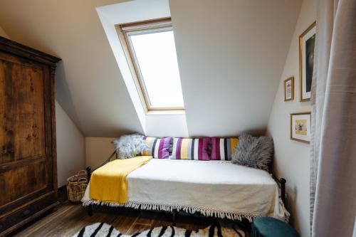 a bedroom with a bed with a window at Boutique Chalet - Herke in Eitweg