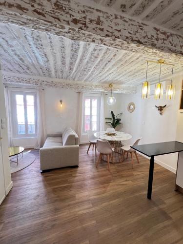 un salon avec un canapé et une table dans l'établissement Appartement Gaillard, à Sanary-sur-Mer