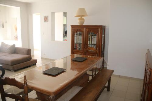 un salon avec une table et un canapé dans l'établissement VILLA DU POUEY, à Ibos