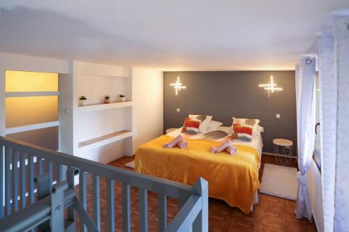um quarto com uma cama com uma colcha amarela em Les Amis de la Cité em Carcassonne