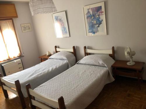 sypialnia z 2 łóżkami i oknem w obiekcie Casa Anna w mieście Crosa