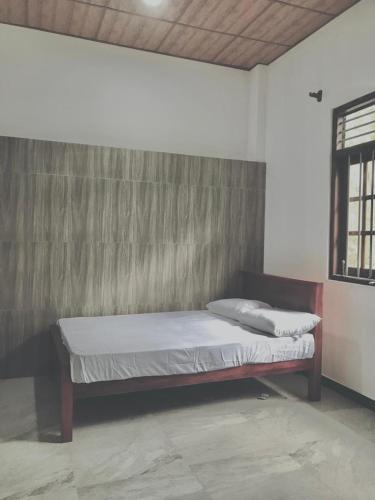 Bett in der Ecke eines Zimmers in der Unterkunft Sinharaja Cave Resort 
