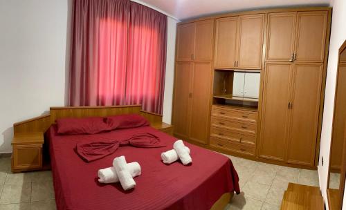 1 dormitorio con 1 cama y 2 toallas blancas en Tirana AS Apartment 1, en Tirana